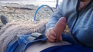 Girl sucked right on the beach near the sea