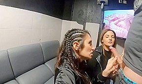 Glory et ava bukkake au sexe shop