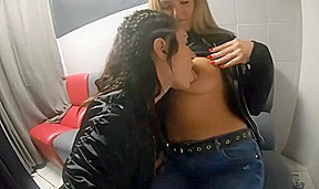 Glory et ava bukkake au sexe shop