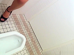 High heeled asian slut pissing