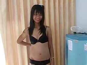 Horny Filipina girlfriend posing very sexy