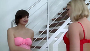 Hot ass lesbo fingered by babe