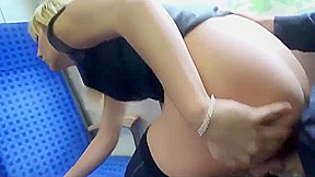 Lackschlampe melkt ihn x in der Bahn