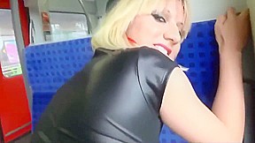 Lackschlampe melkt ihn x in der Bahn