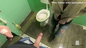 Lara De Santis - trombata a sorpresa in un bagno pubblico, sperma in faccia