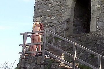 Lesben haben sex draussen vor der burg!