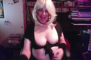 Linday Sucks, Sucks, Sucks her Toy being a Cam Slut