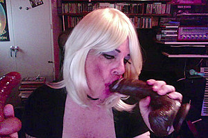 Linday Sucks, Sucks, Sucks her Toy being a Cam Slut