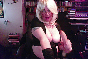 Linday Sucks, Sucks, Sucks her Toy being a Cam Slut
