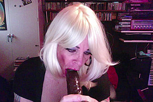 Linday Sucks, Sucks, Sucks her Toy being a Cam Slut