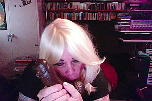 Linday Sucks, Sucks, Sucks her Toy being a Cam Slut