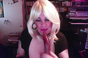 Linday Sucks, Sucks, Sucks her Toy being a Cam Slut