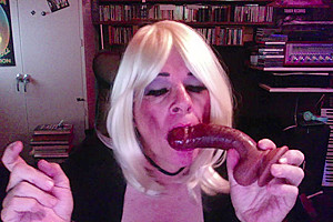 Linday Sucks, Sucks, Sucks her Toy being a Cam Slut