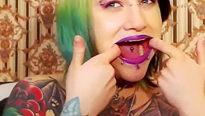 MIJN SCHOONZUS HEEFT GEILE TATTOOS BLOWJOB BIZARRE PUNK PIERCED