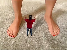 Milf Niki Lee Young Crushes A Shrunken Man WIth Her Foot ( Giantess )
