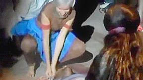 Moreno gostoso fica pelado no meio da peca