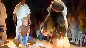 Moreno gostoso fica pelado no meio da peca