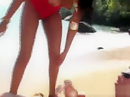 Mulata puta dando o cu na praia