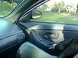 Notgeiler saugt Nachbarn im Auto leer