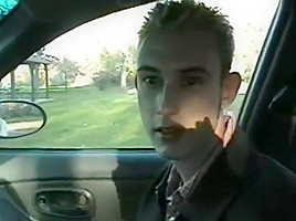 Notgeiler saugt Nachbarn im Auto leer