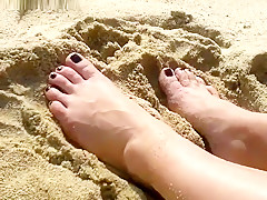 Pies En La Playa -- Feet On The Beach