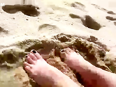 Pies En La Playa -- Feet On The Beach