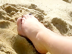 Pies En La Playa -- Feet On The Beach