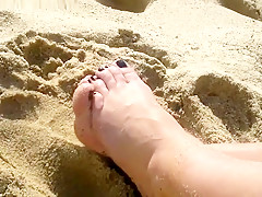 Pies En La Playa -- Feet On The Beach