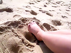 Pies En La Playa -- Feet On The Beach