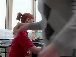 Rouquine sodomisee par Step son prof de musique