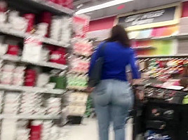 SPY ON BBW THICK ASS IN JEANS CANDUD UNAWARE