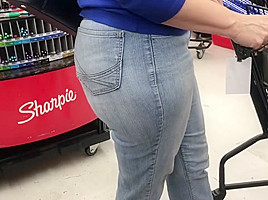 SPY ON BBW THICK ASS IN JEANS CANDUD UNAWARE