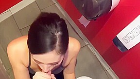 Schwanzblasen auf dem Klo vom Fitnessstudio