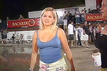 Sexy Women Get Wild For The Camera