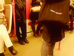 Sexy legs im metro 8 Sexy Beine in der U-Bahn 8