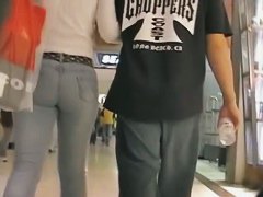Shopping beauty flaunts her ass in sexy tight blue jeans