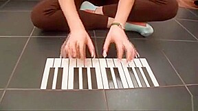 Solo Beauty Screws Her Soaked Gash