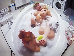 Three hot girls fuck in bath