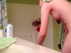 Une geekette blonde espionne sous sa douche