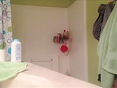 Une geekette blonde espionne sous sa douche