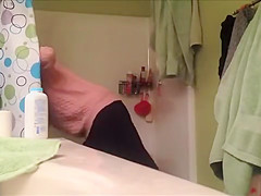 Une geekette blonde espionne sous sa douche