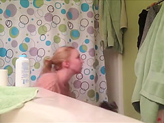 Une geekette blonde espionne sous sa douche