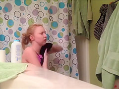 Une geekette blonde espionne sous sa douche