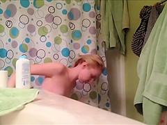 Une geekette blonde espionne sous sa douche