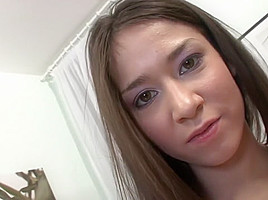 Une jeunette de 18 ans se fait défoncer Step son petit anus et éjacule