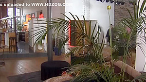 Vivian macht die Beine breit und laesst sich durchficken