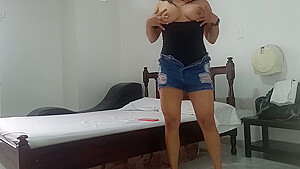 Y Latina Posan Y Se Desnudan Frente A Mi