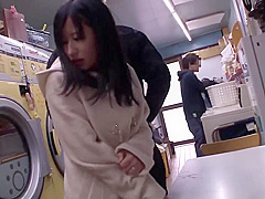 eroji0810スレンダーの女の子がマングリ返しでパンツの上から触られパンツを取られパイパンが手マンされ潮吹きかわいい乳首を舐められ手マンにお漏らししています。