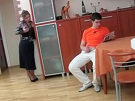 gars surpris par une maman russe en pleine branlette