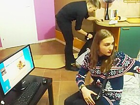 junges Paerchen vor der Webcam